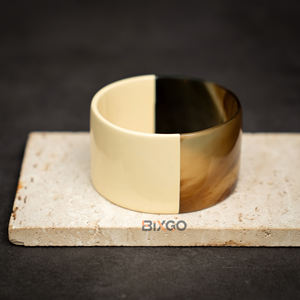 Brazalete de Cuerno de Búfalo Artesanal de Vietnam Personalizado para Mujer, Brazalete en Forma de C Redondeado Uniformemente, Pintado Verticalmente a la Mitad de su Superficie en Blanco - Product Image 3