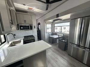 Nouveau 2025 K-e-y-s-t-o-n-e M-o-n-t-a-n-a H-i-g-h C-o-u-n-t-r-y 377FL prêt à la vente - Product Image 3