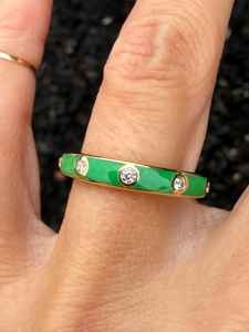Bague de fiançailles et de mariage en or jaune 14 carats, sertie de diamants naturels, avec un cadre en émail vert luxueux, empilable - Product Image 4