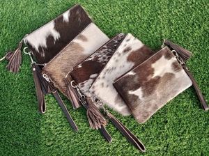 กระเป๋าคลัทช์หนังวัวสีน้ำตาลสุดหรูสำหรับผู้หญิงลายโลโก้แบบกำหนดเองพร้อมกระเป๋าถือมีกระดุมปิดซิป - Product Image 4