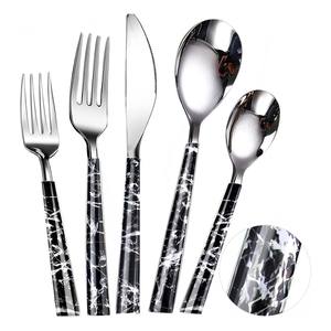 5 pièces de couverts en acier inoxydable réutilisables pour mariage couteau cuillère fourchette or rose avec un design floral blanc ensemble de couverts - Product Image 3