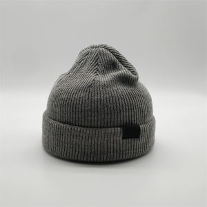 Bonnet en tricot gris personnalisé pour hommes et femmes Bonnet d'hiver en acrylique doux avec manchette pliée et patch vierge pour logo - Product Image 1