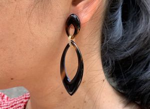 Boucles d'oreilles en corne de buffle véritable pour femmes Cornes longues polies dans un style nautique en vente Accessoires modernes Mode tendance - Product Image 5