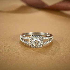 Anillo de Compromiso de Plata de Ley 925 con Diseño de Halo y Moissanita VVS de 0.50 Quilates, Corte Brillante Redondo y Cuadrado, con Base Dividida - Product Image 2