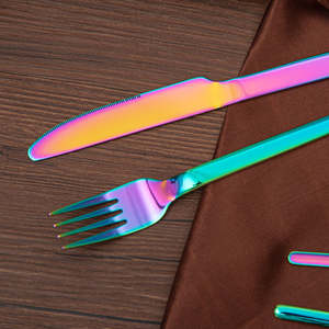 Ensemble de couverts de luxe à motifs arc-en-ciel offrant des tons de couleurs vifs et une construction en acier durable, idéal pour un style élégant - Product Image 3