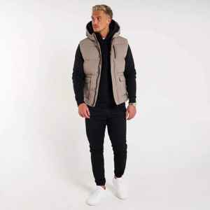 เสื้อกั๊กสีเทาอมน้ำตาล ดีไซน์ทันสมัยและใช้งานได้จริง พร้อมแผ่นปิดหน้าอกและกระเป๋าภายในเพื่อความสบายและความอบอุ่นตลอดวัน ใช้งานได้หลากหลาย - Product Image 3