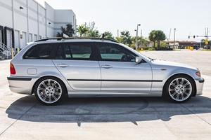 2002 B-M-W 325-i T-o-u-r-i-n-g - Product Image 3