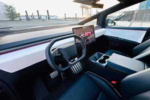 Camioneta Eléctrica 2024 con Tracción en las Cuatro Ruedas, Caja de Cambios Automática, Volante a la Izquierda, Bajo Kilometraje, Interior Oscuro, Alto Rendimiento, Autonomía de 601-700 km - Product Image 4