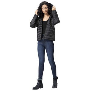 Veste matelassée à capuche noire pour femme, manches longues, manteau d'hiver, rembourrage en polyester, fermeture éclair, couleur unie, coupe classique - Product Image 5