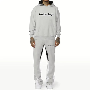 Ensemble unisexe personnalisé avec logo imprimé, sweat à capuche respirant et pantalon évasé, gris clair avec détails contrastants, style streetwear - Product Image 1