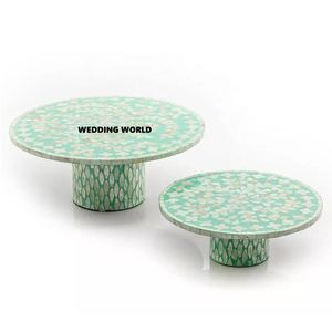 Ensemble de deux supports à gâteau en bois de qualité supérieure faits à la main, classiques et élégants, de forme ronde, enduits de poudre verte - Product Image 1