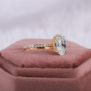 Anillo de compromiso de diamante cultivado en laboratorio de corte ovalado de 3,0 quilates con piedras de acento glamuroso en anillo chapado en oro amarillo de 14KT - Product Image 3