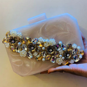 กระเป๋าคลัทช์มือลายหินอ่อนพร้อมหินหนักเลียนแบบมุกชุบทองสไตล์วินเทจทรงผีเสื้อสำหรับงานแต่งงานของผู้หญิง - Product Image 1