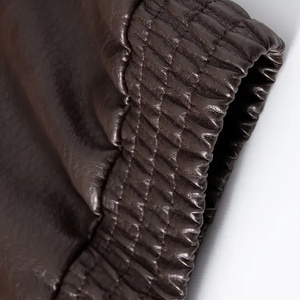 OEM/ODM Veste coupe-vent en faux cuir de style urbain pour hommes, ourlet élastique, fermeture à glissière, poches à rabat, séchage rapide personnalisable à l'avant - Product Image 4