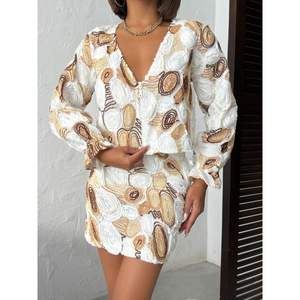 เสื้อเบลาส์แขนยาวลายพิมพ์คอวีสำหรับผู้หญิง Topshow สีน้ำตาล มีจำหน่ายราคาส่ง - Product Image 1