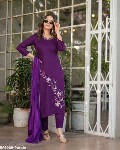 Ensemble de costume ethnique trois pièces pour femme avec bas brodé en rayonne de viscose Kurti et soie Chinon Dupatta - Product Image 2