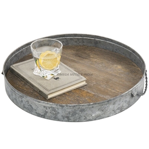 Plateau de service rond gris chic avec base en bois rustique et bord en métal idéal pour servir des boissons et ajouter du caractère aux espaces - Product Image 1