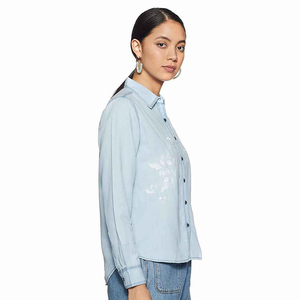 Camisa vaquera para mujer hecha por un fabricante profesional de último diseño, Camisa vaquera estampada de fábrica de alta calidad, diseño adecuado para mujer - Product Image 3