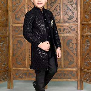 Sherwani traditionnel en soie pour garçons, conçu pour les mariages et les fêtes, avec broderie royale, infroissable et à séchage rapide - Product Image 1