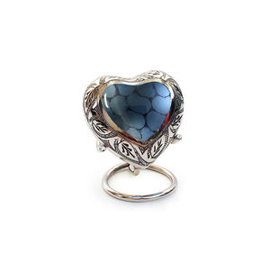 Élégante urne pour adultes en forme de cœur fabriquée à la main et personnalisée avec gravure pour un hommage funéraire unique en l'honneur des animaux de compagnie - Product Image 2