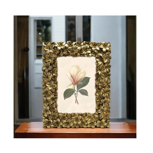 El marco está hecho de resina de primera calidad, lo que ofrece una excelente resistencia y durabilidad al tiempo que mantiene un acabado artesanal refinado. - Product Image 6