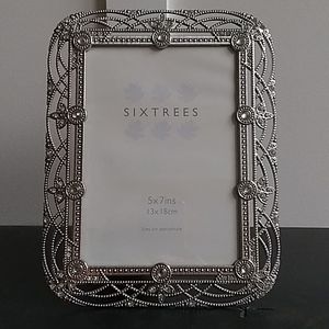 Hermoso marco de fotos de metal hecho a mano, perfecto para exhibir recuerdos preciosos en un elegante y moderno entorno de decoración del hogar. - Product Image 2