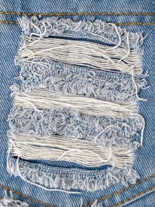 Short en Denim d'Été en Coton Taille Moyenne Déchiré Short en Denim Non Stretch pour Femmes Poche Trou Déchiré Jeans Court Décontracté pour Femme - Product Image 5