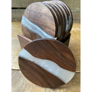 Juego de 4 Posavasos Modernos de Madera Natural y Resina Azul Océano, Posavasos Redondos Hechos a Mano de Madera y Resina Epoxi para Uso en Bares - Product Image 5
