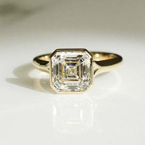 แหวนหมั้นเพชรแล็บ 2.70 กะรัต รับรองโดย IGI ทรง Asscher ขอบเพชรแบบ Split Bezel ตัวเรือนทองคำ สำหรับผู้หญิง สี D-E-F ความสะอาด VVS-VS เหมาะสำหรับงานแต่งงาน - Product Image 2