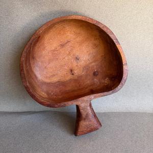 Tazón de madera tallado a mano tradicional con asa que resalta la artesanía popular, textura natural, decoración rústica para la cocina, comedor del hogar - Product Image 1