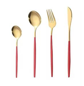 Cuchara para cubiertos de latón de la mejor calidad con mango de revestimiento rojo Artesanías Venta caliente Juego de cubiertos para restaurante y cocina - Product Image 1