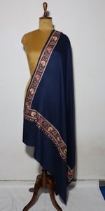 Bufandas de lana de Merino de lujo hechas a medida con calidez y elegancia con exquisitos bordados para un estilo artesanal atemporal. - Product Image 2