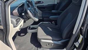 Precio bajo, Chrysler Voyager LX 2023 usado en venta - Product Image 2
