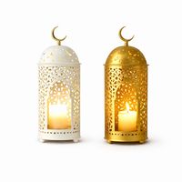 Lanterne de Ramadan en métal doré de luxe avec dessus en forme de croissant, lumière de bougie chaude, décoration islamique élégante, cadeau parfait pour la maison festive