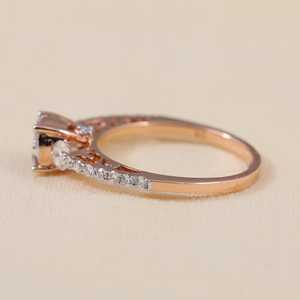 Anillo de Compromiso con Diamante Cultivado en Laboratorio, Corte Redondo, con Tres Piedras en Plata de Ley 925, Claridad VS1 - Product Image 1