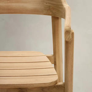 Silla de comedor con brazo Icaro fabricada en madera maciza de teca de alta calidad con color natural para interior y exterior. - Product Image 4