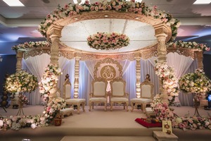 Mandap ราจสีทองที่สง่างามสำหรับการต้อนรับและพิธีณ์ราจวาดาสำหรับงานแต่งงานของราชวงศ์ราชวงศ์จีนจีนแมนดาลับงานแต่งงานสไตล์งานแต่งงานสหรัฐอเมริกา - Product Image 5