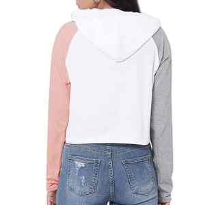 Crop top pour femmes au design moderne, créé avec un tissu doux et flexible pour un port quotidien élégant et un confort décontracté - Product Image 2