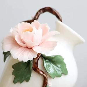 Superficies Lisas y Esmaltadas de Jarrones de Cerámica con Hermosas Flores Rosadas y Detalles de Hojas Verdes, Perfectos para Decoración del Hogar 2k25 - Product Image 4