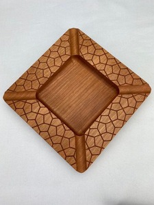 Cendrier en bois unique fait à la main avec sculpture tribale parfait pour les maisons à thème rustique et la décoration de coins fumeurs - Product Image 2