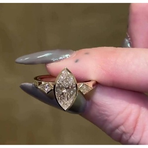 Anillo de Diamantes de Laboratorio Marquise de 2.30 Quilates, Tres Piedras, Corte Catedral, DEF VVSVS, Certificado IGI - Product Image 4