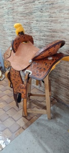 Silla de Montar Inglesa/Estilo Western de Cuero Premium Hecha a Mano, Diseño Exclusivo, Duradera y Cómoda, con Herrajes de Madera/Plástico y Acero Inoxidable - Product Image 2