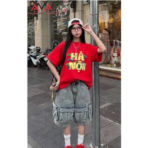 Camiseta Roja con Estampado Gráfico para Hombre, 100% Poliéster, Cuello Redondo, Estilo Casual Urbano, Corte Regular, Manga Corta, Estampado Frontal - Product Image 3