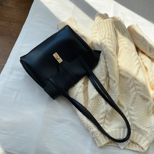 Sac fourre-tout léger en nylon matelassé pour femme Grand sac gonflé en cuir souple résistant à l'eau avec logo personnalisé - Product Image 4