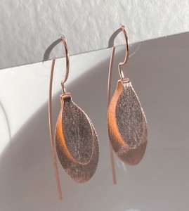 Boucles d'oreilles pendantes minimalistes tendance en argent sterling 925 massif, plaqué or 18 carats, motif feuille, parfaites pour un usage quotidien, pour femmes, fines et élégantes - Product Image 3