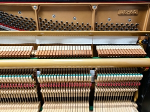 Piano droit Kawai US50 en stock, livraison rapide. Piano droit robuste pour une utilisation à long terme, pour scène et studio. Occasion. - Product Image 4