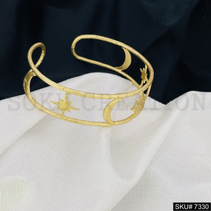 Brazalete de media luna y estrella de diseñador hecho a mano chapado en oro Pulsera de oro Mujeres chapadas en oro a la moda con estilo - Product Image 3