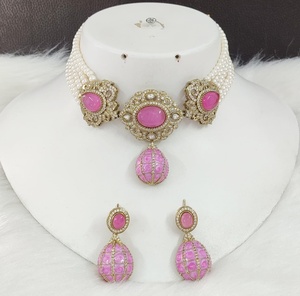 Ensemble collier et boucles d'oreilles en perles de pierre de Meena italienne pour femmes, collier traditionnel indien parfait pour les soirées - Product Image 2