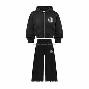 Chándal de mezcla de poliéster y algodón 370 GSM de lujo, color negro con dobladillo deshilachado, chándal bordado personalizado de ajuste relajado - Product Image 1