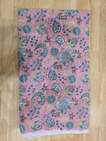 Motivos florales y detalles de ramilletes en el material, perfecto para la confección de kurtis de verano para mujer, trajes étnicos salwar.